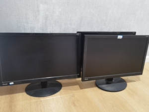 方正显示器 22寸 9新 200元挥泪转卖,疫情影响公司暂时