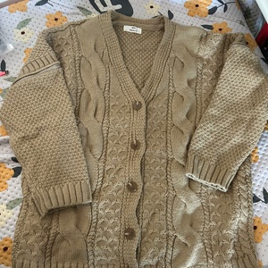 韩国货麻花针织大毛衣外套。做工精细。袖子有拉链设计。细节看图