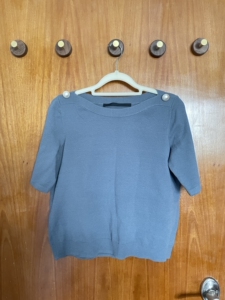 一字领雾霾蓝针织衫