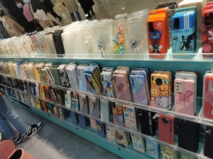 郑州中原区,中原万达二楼,(有模有样)手机壳实体店.50块钱