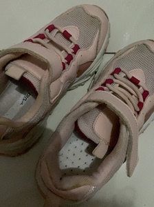 爱沙 鞋 34码刷洗干净了。孩子不能穿。清理地方