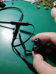 魔音耳机beatsx一条黑色,主板ok电池ok,头梁坏了,边