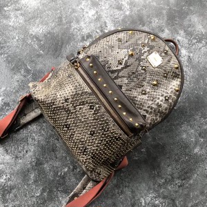 967815mcm 蛇皮纹镶钻铆钉双肩包小号 尺寸26-30 原