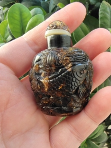 000人付款淘宝抚顺琥珀鼻烟壶豆油红金料采用传统拼接工艺来发海