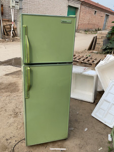 老式绿皮冰箱.绿色冰箱.可做影视道具摆件儿.也有能使用的,拍
