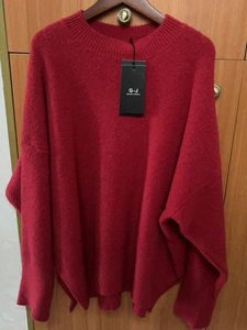 高觉红色休闲毛衣,品牌专卖店购入,全新 .内搭衬衫,单穿都好