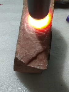 金丝玉  胭脂玉 肉质细腻,色如胭脂,色纯净,表皮有乌鸦皮