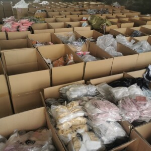 宠物衣服清仓批发零售狗狗衣服裙子清仓中小型犬背心摆地摊