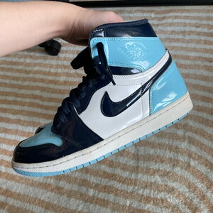 aj1北卡蓝漆皮 42.5码 配盒 成色不错 后跟有道划痕