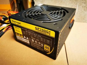 包邮鑫谷GP700G黑金电源，额定功率为600w，具有宽幅电