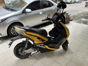 出个爱玛剑齿虎x6变形金刚联名款大黄蜂,证件齐全,电池刚换新