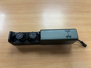 安德玛UA JBL强森联名款真无线蓝牙耳机小黑盒