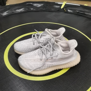 抢的限量童版yeezy椰子鞋,没洗,成色很新,小孩子穿不xianyu062754
