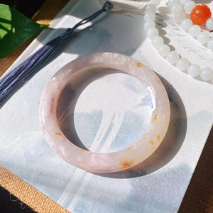 【桃花粉】新疆和田玉且末料桃花粉樱花粉圆条手镯,这条非常仙