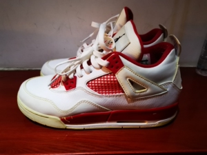 aj4白红 40码,亚特兰大 配色 成色很新,鞋跟有一些轻微