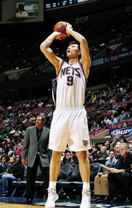 易建联nba篮网主场sw亲签球衣,背面签,球衣全新带吊牌.