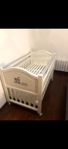 圣宝度伦婴儿床，实木床，含床垫，送床帏，九成新，仅自提 广福