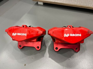 出一对ls430后2活塞卡钳,带刹车皮和桥码(桥码配330盘