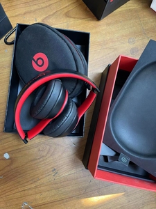 beatssolo3黑红,功能完好