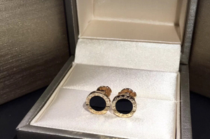 宝格丽耳钉黑色