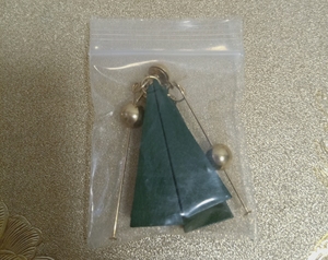 青岛艾啦饰品 几何三角形墨绿色耳钉一对