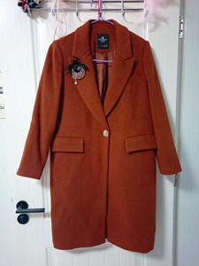 蔓诺蒂羊毛大衣很厚实 很有分量的一款大衣质量没的说  颜色是