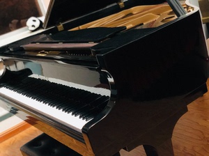 闲置二手三角钢琴韩国原装进口的三益samick三角钢琴。状态
