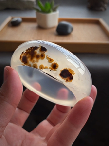 宽版水草白龙纹玛瑙手镯 料子冰透 白色底 性价比不错