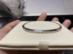 dw银手镯小号,保真之前在免税店买的,现职了很久了,有轻微划