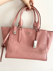 coach国内专柜正品,大号粉色蝙蝠包,内容量大,两侧可收可