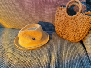 米色系  小洋帽  实体店买的  帽子多带不来    男女都