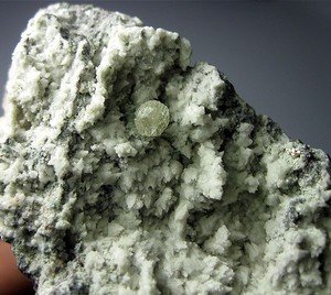 球形菱锌矿+方解石,湖北大冶冯家山,矿物矿石矿标,9.5x7