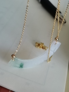 玉璜玉衡糯种飘绿翡翠龙勾锁骨吊坠