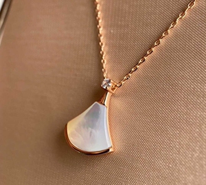 宝格丽diva小白裙白贝母扇子项链,去年购入,钻石配白贝母很