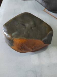 乌鸦皮黄肉黑皮蜡石.