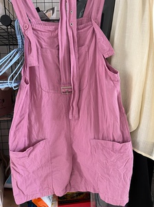 粉紫色背带裤，有腰带，可调节肩带，M码，臀围100以内可以穿
