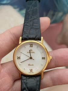 000人付款淘宝瑞士依保路女士手表,表不走了得换电池硪暧锝祢399.