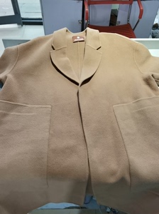 阿玛施女士毛呢大衣外套浅棕色9成新，3000买的，现价180