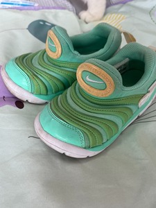 耐克小童毛毛虫鞋，购于韩国，新旧程度如图14码