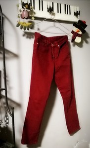 红色纽扣牛仔裤，26码小直管，穿过二，三次，8，9成新，面料