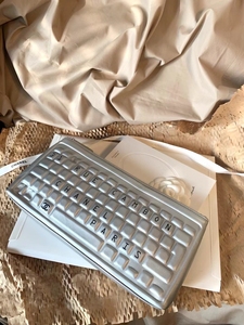 Chanel 香奈儿键盘机器人手拿包 手插式太酷了