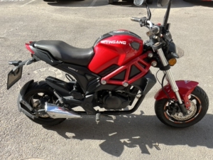 18公户银钢小怪兽摩托车,手续齐全,没违章,银钢200cc