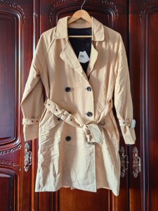 coach寇驰女生卡其色翻领风衣外套_阿里巴巴找货神器