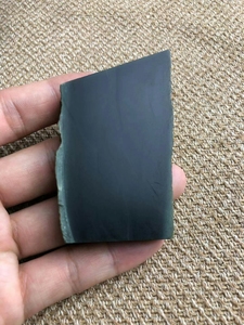 广西黑青一细牌子毛料原石,玉质细腻效果好