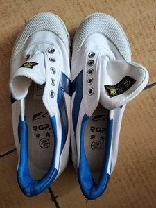 荣光牌足球鞋 40号 牛筋底 质量好 还有一双37号的 实物