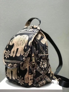 博卜厂家直销小双肩背包胸包两用包休闲出游小背包运动包两个颜色