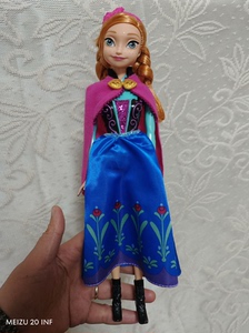 迪士尼冰雪奇缘安娜公主娃娃，买回来仅拆盒就放储物箱了。