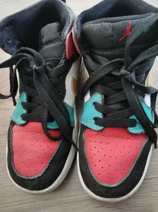 乔丹儿童运动鞋，蓝色款内长18，红色款内长19，鞋底有磨损痕