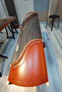 莫高古筝,原价3000多,机构教学用琴九成新,1300一台.