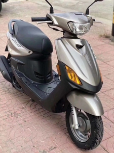 铃木100cc摩托车